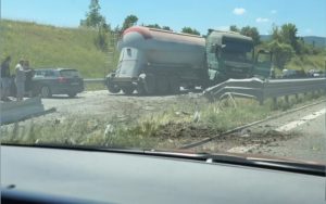 Камион скъса мантинелата на АМ "Струма" при Мало Бучино: Километрично задръстване и един ранен
