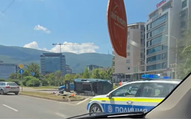 Катастрофа между два автомобила в София: Пострадала е жена Катастрофа между два автомобила в София: Пострадала е жена