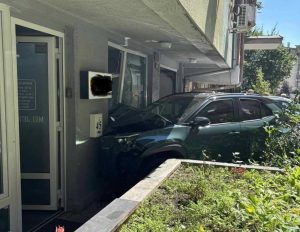 Кола се вряза в дентална клиника в София: Тежки материални щети в „Лозенец“