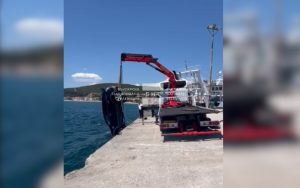 На косъм от трагедия: Български автомобил падна в морето на пристанище край Кавала