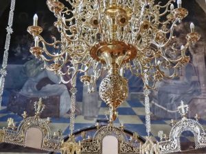Над 600-килограмов месингов полилей украси катедралния храм в Ямбол