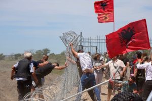 Сблъсъци и напрежение в Албания: Местни жители щурмуваха строеж на луксозен комплекс