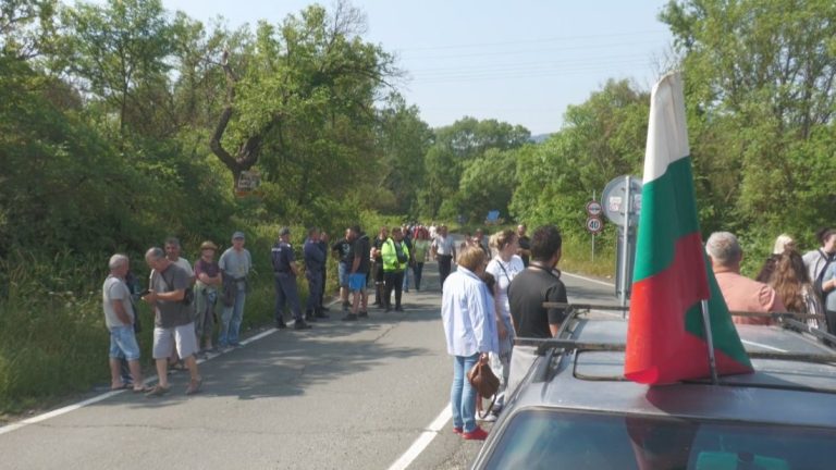 Жители на четири бургаски села блокират движението заради забавен ремонт на пътя