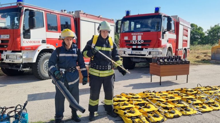 Пожарникарите в Хасковско получиха ново оборудване за над 211 000 евро Пожарникарите в Хасковско получиха ново оборудване за над 211 000 евро