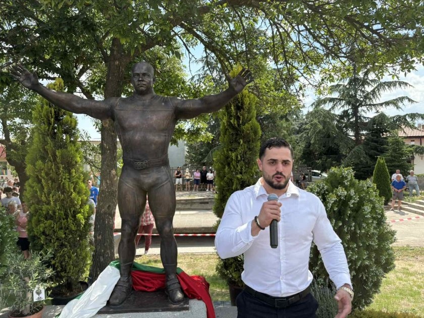 Паметник на олимпийския шампион по вдигане на тежести Милен Добрев беше открит в село Житница