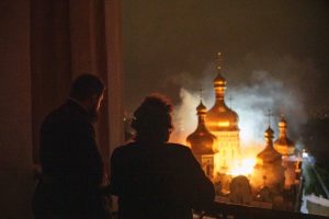 Поне 9 загинали при масирани руски удари срещу Киев и Харков