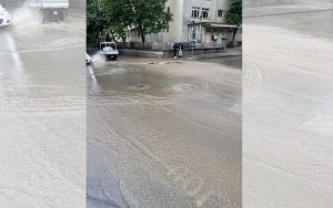 Пороен дъжд превърна улиците в Казанлък в реки
