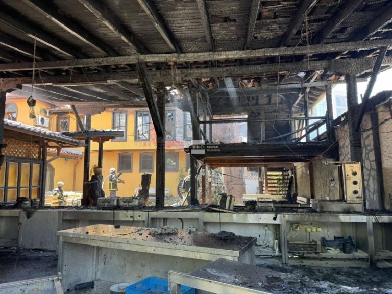 Пожарът в ресторант в Слънчев бряг: Разследват фритюрник и ремонтни дейности Пожарът в ресторант в Слънчев бряг: Разследват фритюрник и ремонтни дейности