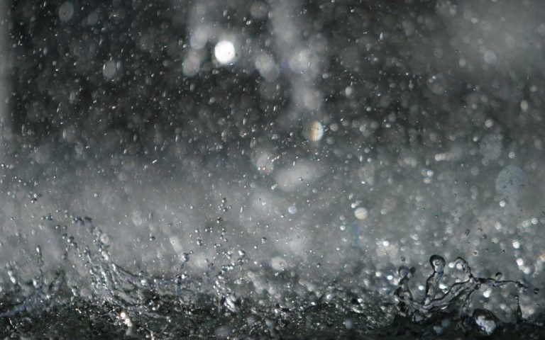 Предупреждение за интензивни валежи и гръмотевични бури в много райони на страната Предупреждение за интензивни валежи и гръмотевични бури в много райони на страната