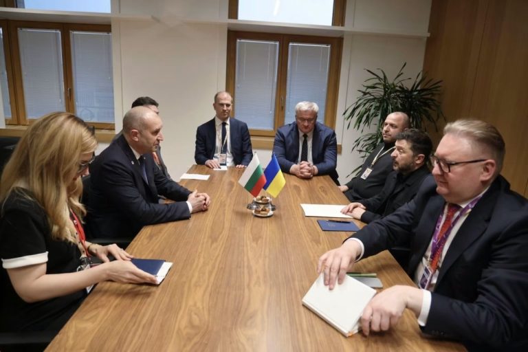 Премиерът Румен Радев разговаря с украинския президент Володимир Зеленски в Брюксел Премиерът Румен Радев разговаря с украинския президент Володимир Зеленски в Брюксел