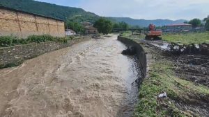 Превантивна евакуация в село Тича: Река Черна застраши домовете на хората