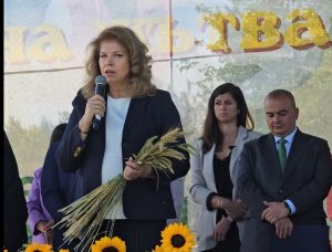 Президентът Илияна Йотова и министър Пламен Абровски откриха жътвената кампания в село Дренов