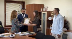 Прокуратурата в Бургас награди трима доблестни ученици за задържането на пиян шофьор