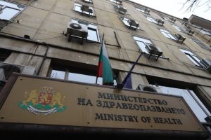 Протестиращите млади лекари: Директор на дирекция в МЗ взема 4 пъти повече от лекар-специализант