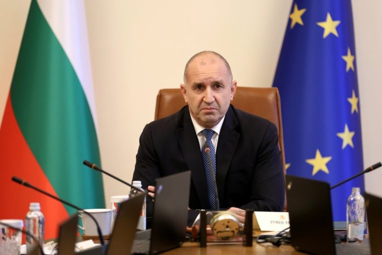 Румен Радев: Правителството слага край на предоставянето на въоръжение от българската армия за Украйна