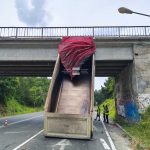 Самосвал с вдигнат кош се заклещи под мост край Китен