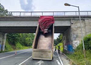 Самосвал с вдигнат кош се заклещи под мост край Китен