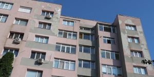 Саниран блок 39 в Добрич се руши въпреки инвестиция от близо милион лева