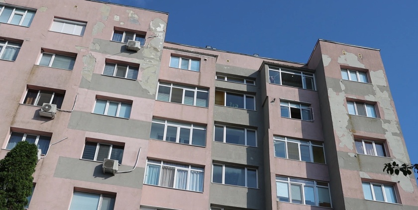 Саниран блок 39 в Добрич се руши въпреки инвестиция от близо милион лева