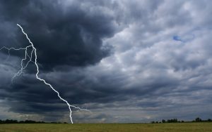 Хаос на летищата в Лондон: Гръмотевични бури и технически срив отложиха стотици полети
