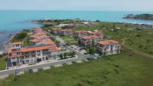 Собственици на апартаменти край Царево без вода и достъп до имотите си заради спор с инвеститора