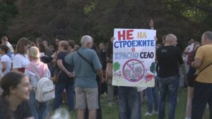 Жители на „Красно село“ на протест срещу застрояването на последната зелена поляна