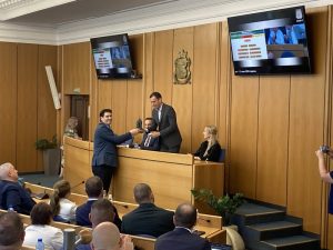 Васил Терзиев получи макет на Паметника на Съветската армия: "Това е правилният размер"