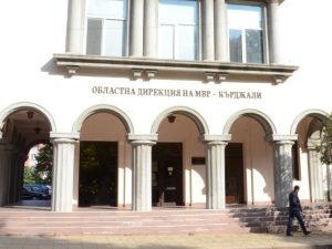 Задържаха училищен директор и бизнесмен за финансови щети при ремонт в Кирково