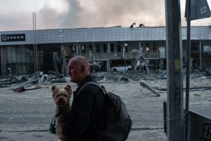 Смъртоносна атака срещу автобус в Донецка област и удари в Санкт Петербург