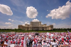 Над 10 000 здравни служители протестират в Букурещ срещу промени в закона за заплатите