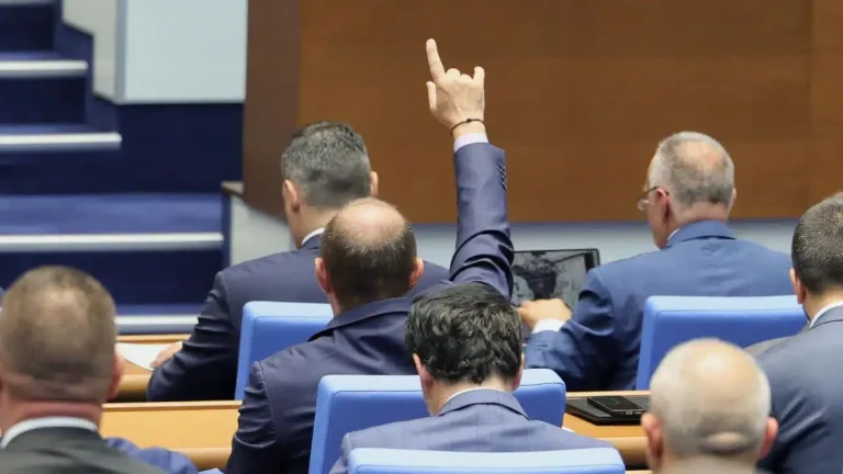 Парламентът ограничи правомощията на особения търговски управител на „Лукойл“ Парламентът ограничи правомощията на особения търговски управител на „Лукойл“