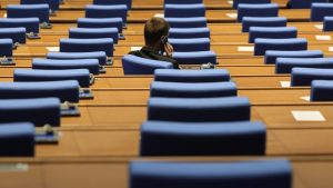 Парламентът обсъжда промените в удължителния закон за бюджета: Нов дълг и военни заеми