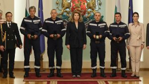 Президентът Илияна Йотова награди пожарникарите, спасили десетки при катастрофата на „Челопешко шосе“