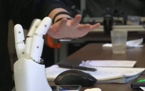 Учени от MIT създадоха ултразвукова гривна за прецизен контрол на роботизирани ръце