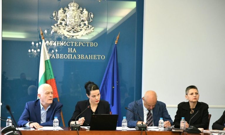 Катя Ивкова: Директори на държавни болници взимат огромни заплати при милиони дългове Катя Ивкова: Директори на държавни болници взимат огромни заплати при милиони дългове
