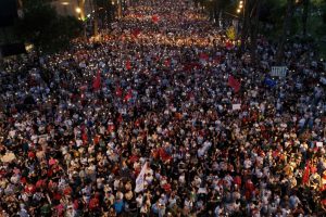 Албанците искат оставката на премиера Еди Рама заради спорен строителен проект