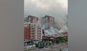 Пожар в Белград: Огънят унищожи десетки магазини в търговски център „Енюб“