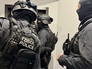 Разбиха група за трафик на мигранти: Задържани са 23 души и 100 златни кюлчета