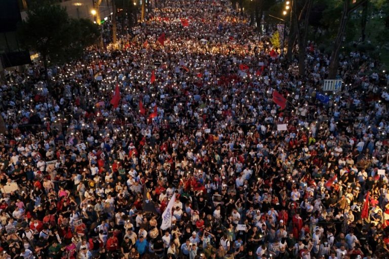 Ескалация в Албания: Протести срещу луксозен проект на Джаред Къшнър обхванаха страната Ескалация в Албания: Протести срещу луксозен проект на Джаред Къшнър обхванаха страната