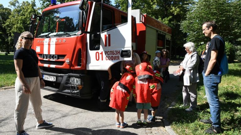 Месец на детето: Деца се срещат с полицаи и пожарникари в Борисовата градина