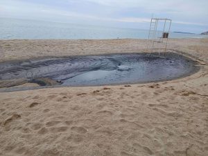 Десетки сигнали за мазут по плажовете: Кой е източникът на нефтеното замърсяване в Черно море?