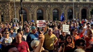 Скандирания „Оставка“ и „Тук не е Москва“ на първия протест срещу премиера Румен Радев