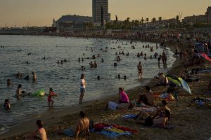 Европа се сблъсква с опасни тропически нощи поради екстремните горещини