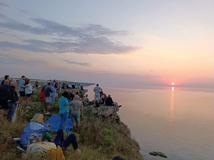 Магията на Джулай морнинг: Джеф Скот Сото и стотици фенове посрещнаха изгрева на Камен бряг