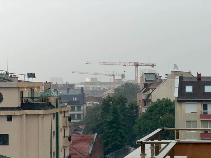Вижте бурята, връхлетяла София (Видео, снимки)