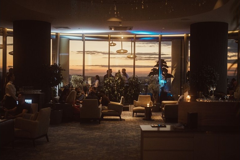 София посреща първия си специализиран champagne rooftop bar The Bubble Room