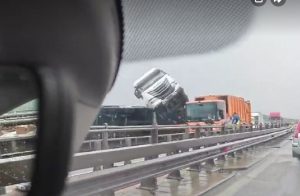Тежка катастрофа с тир блокира напълно движението по АМ „Хемус“ край София