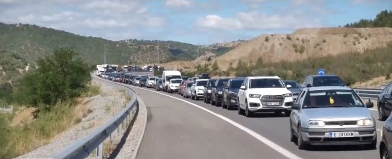 Тежък трафик на границата с Гърция: Образуваха се опашки от автомобили Тежък трафик на границата с Гърция: Образуваха се опашки от автомобили