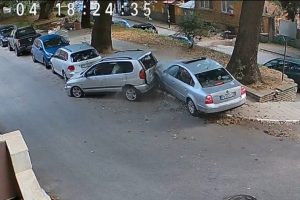 Тежка катастрофа в Асеновград: Млад шофьор помете колона от паркирани автомобили (ВИДЕО)