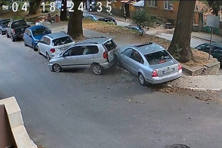 Тежка катастрофа в Асеновград: Млад шофьор помете колона от паркирани автомобили (ВИДЕО) Тежка катастрофа в Асеновград: Млад шофьор помете колона от паркирани автомобили (ВИДЕО)
